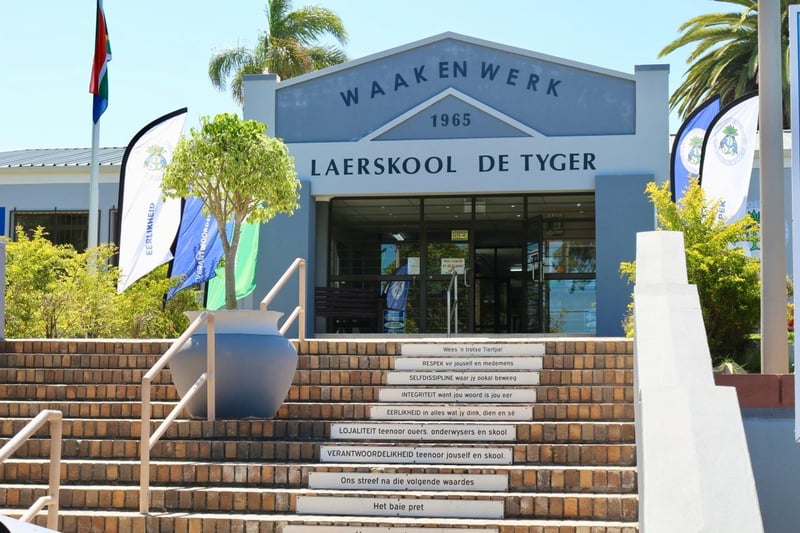 De Tyger-atlete deur na MNED-byeenkoms