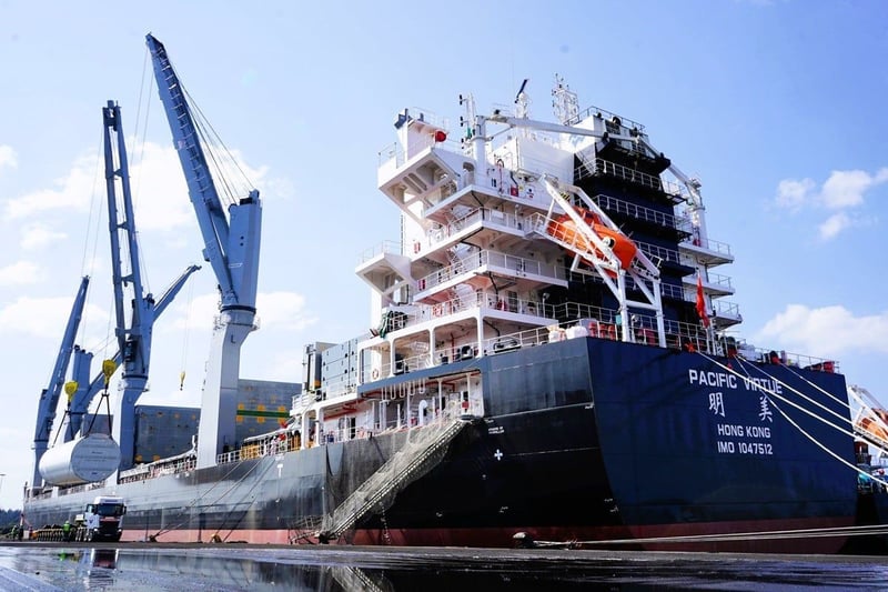 MV Pacific Virtue makes maiden South African call at Richards Bay, discharges 7,969.74 tonnes of project cargo