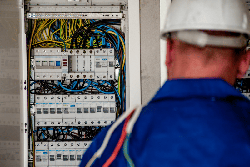How to Find an Electrician Near Me Who Does the Job Right