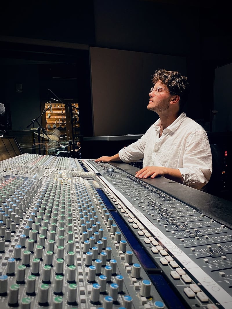 South African Recording Engineer Ciaran De Chaud co-produces Norwegian singer-songwriter Ingrid Saga’s debut album alongside International Industry Icon Larry Klein.